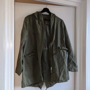 Helt ny jacka - Helt ny parka. Aldrig använd. Storlek L men passar även M