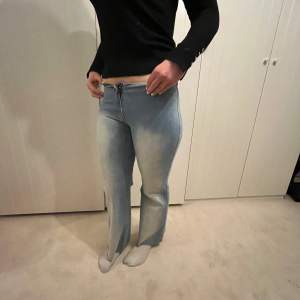 Jätte fina lågmidjade bootcut jeans köpta här på plick💕cool design och ljusblå, kommer ej till användning ❤️