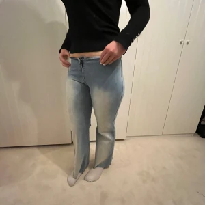 Lågmidjade jeans - Jätte fina lågmidjade bootcut jeans köpta här på plick💕cool design och ljusblå, kommer ej till användning ❤️