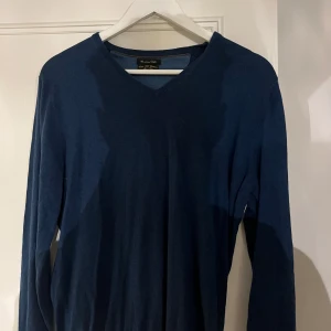 Massimo dutti tröja i Kashmirblandning  - En snygg tröja i kasmirblanding från Massimo dutti. Storlek M men passar även S! Mvh