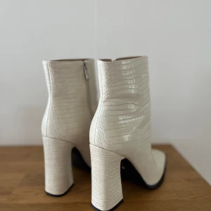 Vita boots  - Klackskor/boots från Raid. Knappt använda! Skinn imitation. Köpt på ASOS! Nypris ca 800kr.  