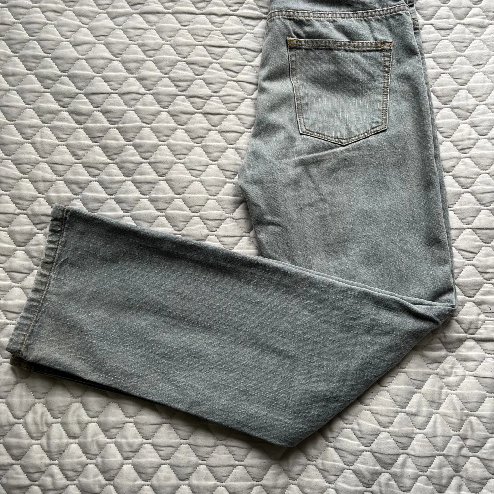 Säljer dessa gråa jeans från Monten då de inte längre används. Skicket är mycket bra och de har inga skavanker eller liknande. Storleken är W30 L30. Kontakte vid frågor eller mått.. Jeans & Byxor.