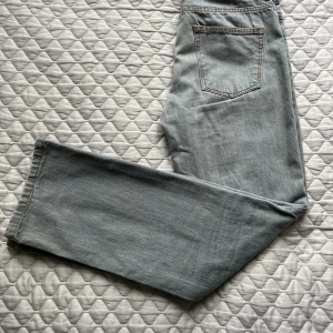 Monten jeans - Säljer dessa gråa jeans från Monten då de inte längre används. Skicket är mycket bra och de har inga skavanker eller liknande. Storleken är W30 L30. Kontakte vid frågor eller mått.