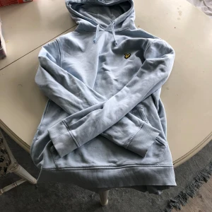 Lyle and scott hoodie - Jag säljer nu min Lyle and scott tröja för den har blivit förstor för mig och den användas knappt skick är i 9/10 men den är perfekt till sommaren.