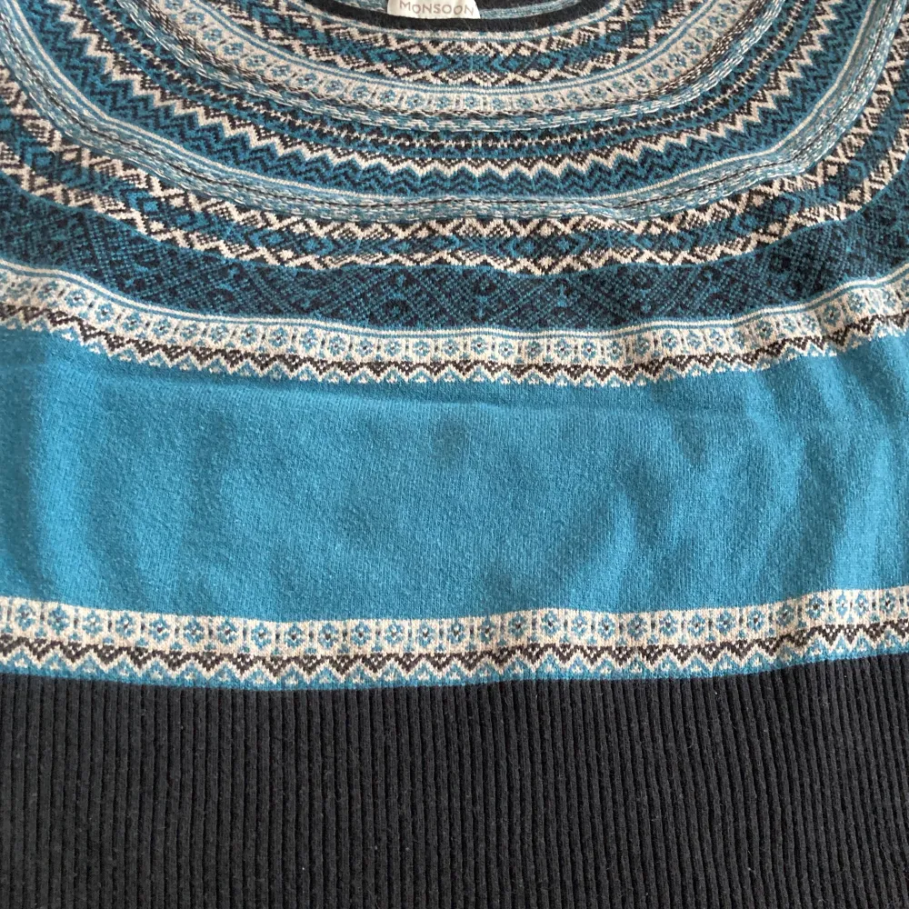 Helt ny stickad kortärmad blå tröja/t-shirt med så fina mönster och detaljer.🌟 Köpt från märket Monson🌟 Har endast testat!. Stickat.
