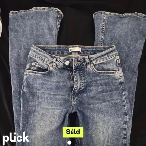 Jeans  - Säljer dessa lågmidjade jeansen från Gina Tricot men som jag köpte på plick. De två första bilderna är lånade av henne jag köpte de av. Storlek xs❣️ köpte dem för 300kr tror jag, säljer för 200kr❤️