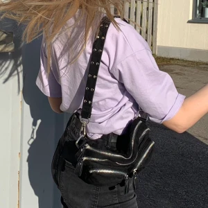 Svart väska  - Jätte fin svart väska från Gina tricot som inte längre säljs. Säljer på grund av att den inte kommer till användning längre 🌟