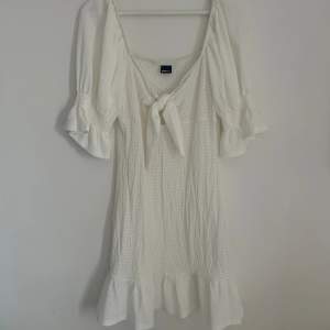 En vit klänning från Gina tricot. Har aldrig använts och har prislappen kvar. 