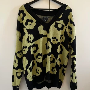 Olivgrön stickad tröja - En oversized olivgrön stickad tröja från Asos  Storleken är EUR 38