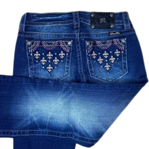 MISS ME JEANS - Miss Me jeans i modellen ”JP5913B/boot” midjemåttet rakt över är 38cm. Ytterbenet 104cm och innerbenet 84cm. Jeansen är som helt nya. Kontakta vid intresse!
