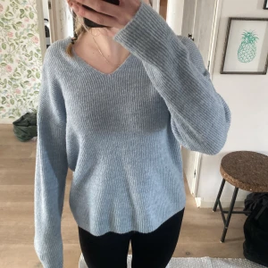 ljusblå stickad tröja - en superfin ljusblå v-ringad tröja, använd max 2 gånger! tryck gärna på köp nu