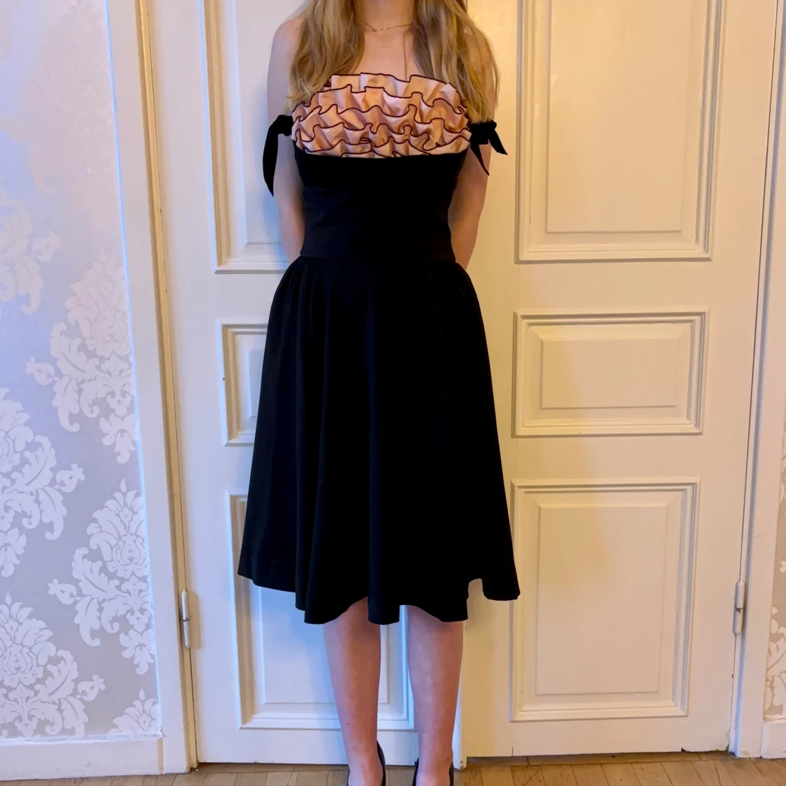 Ärmlös svart klänning, Emmy design