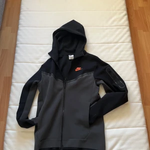 Nike tech Svart/grå - Säljer min Nike tech i storlek xs. Väldigt bra skick, använd fåtal gånger inga märken eller upprivningar. Säljer för den är för liten för mig nu. Såklart är den äkta också.