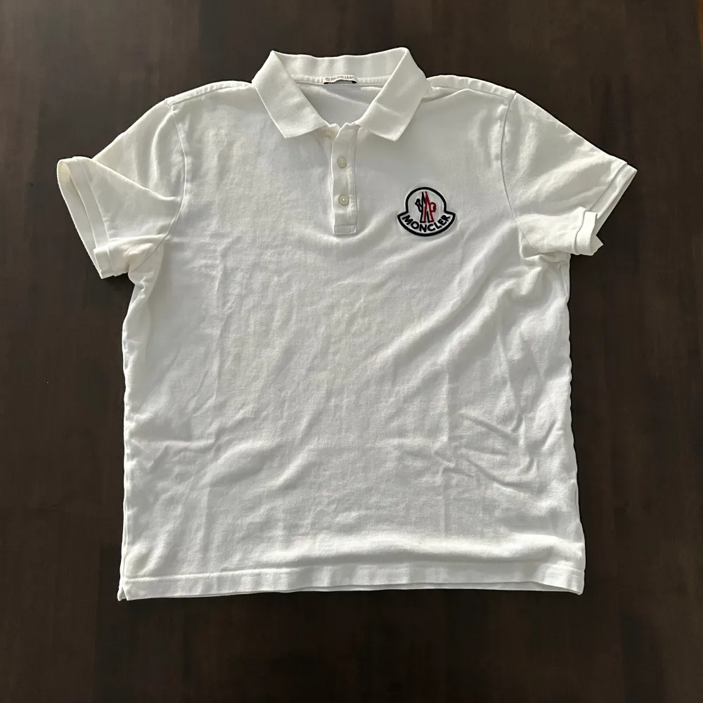 Moncler Piké  Storlek Medium Inga fläckar eller liknande Nypris: 2500kr . T-shirts.