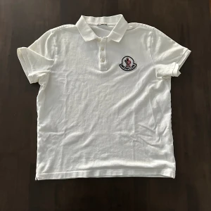 Moncler Piké - Moncler Piké  Storlek Medium Inga fläckar eller liknande Nypris: 2500kr 