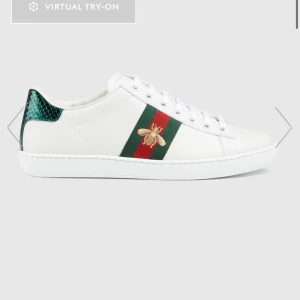 Gucci Ace sneakers  - I väldigt gott skick. Stora i storleken. Har vanligtvis 38.5-39 och dem passar perfekt. Kommer med box oxh dustbag. Nypris 8500kr.
