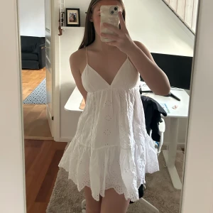 Sommarklänning - Supersöt sommarklänning som tyvärr har blivit för liten. Köptes på Zara förra sommaren i storlek M. Väldigt eftertraktad🌸🌸