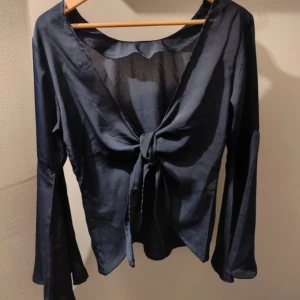 Knyt topp - Design by si liknande knyt topp. Står storlek 38 på lappen men den är snarare en S / XS . 