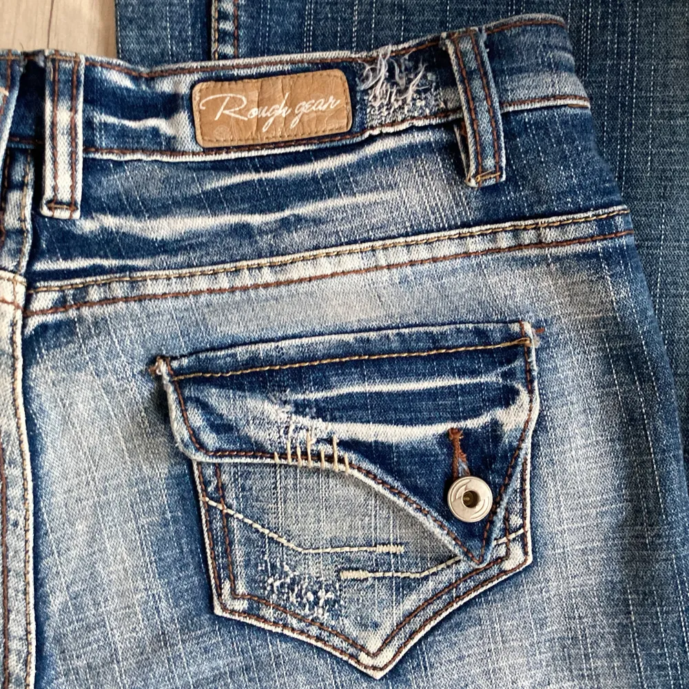 Så snygga lågmidjade flared/bootcut jeans med coola fickor och detaljer! Fint söm och dem sitter så snyggt💝. Jeans & Byxor.