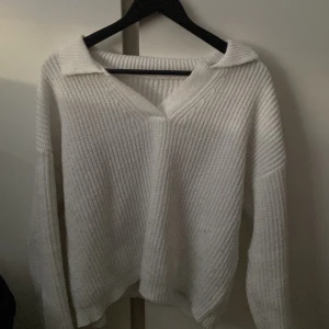 Stickad tröja - En vit stickad v-ringad tröja🤍🤍