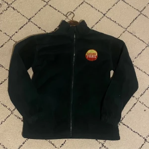 Mörkgrön fleece jacka - Varm och mysig sweatjacka som köpte secondhand i Paris för ca 65 eur. Prislappen finns kvar. Har aldrig använd bara testad så är i bra skick. Sitter oversized. Kontakta mig vid frågor eller intresse 💕