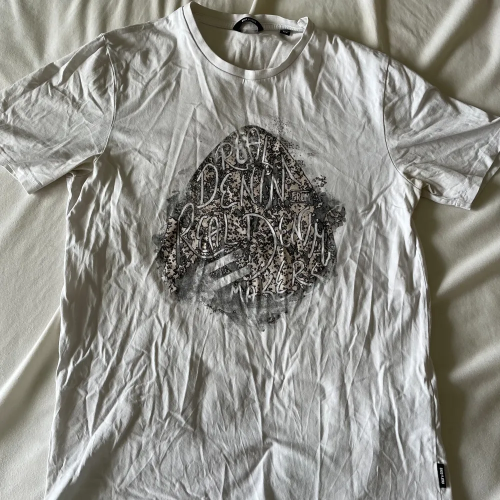 Säljer denna vita t-shirt väl använd. Hade behövt strykas. Köper man alla plagg på min sida för 20kr får man allt för 150kr, pris kan diskuteras💗. T-shirts.