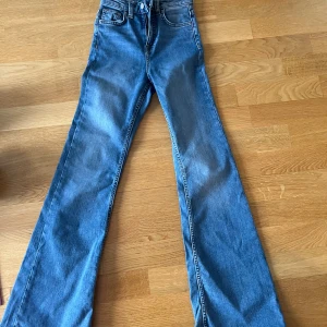 Utsvängda jeans  - Säljer dessa utsvängda middwaist jeansen från H&M! Pga blivit för små för mig💕