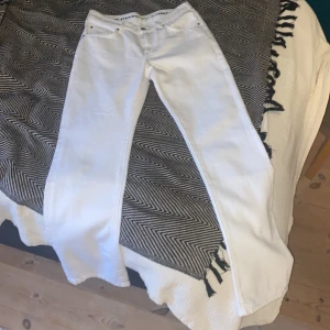 Vita jeans - Super fina vita jeans som är nya och endast använda en gång. 