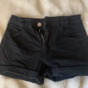 Fina svarta jeansshorts från H&M🫶🏼 Fint skick. Skulle även säga att de är lite low waisted!