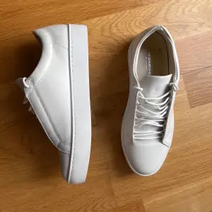 Super fina vita sneakers från Vagabond, endast använda 1 gång, så som nya!  Storlek 37, små i storleken 💘  Nypris 1 195kr