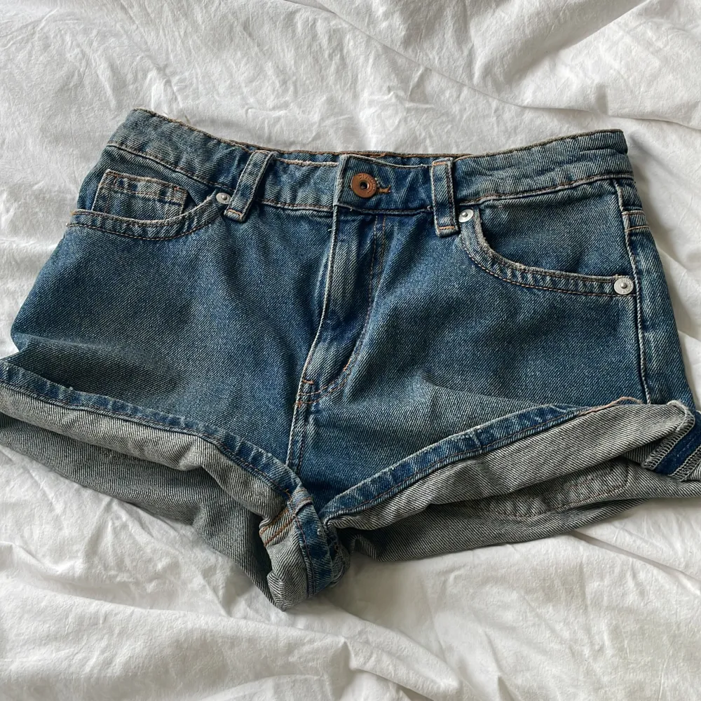 Blå shorts med fina bakfickor❤️. Shorts.
