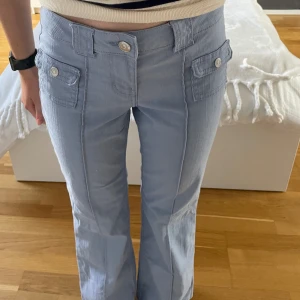 Hm blåa cargo jeans - Snygga blåa cargo jeans/byxor! 💙🧵 Hör ev er eller lägg prisförslag vid intresse! Kan sälja direkt för 400 eller sänka priset vid snabb affär 💸