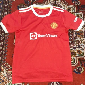 Manchester united tröja, 20/21. Ronaldo på ryggen - Den passade ej min son, bara använd en gång vid provningen. Alltså bra kvalitet, 9/10.