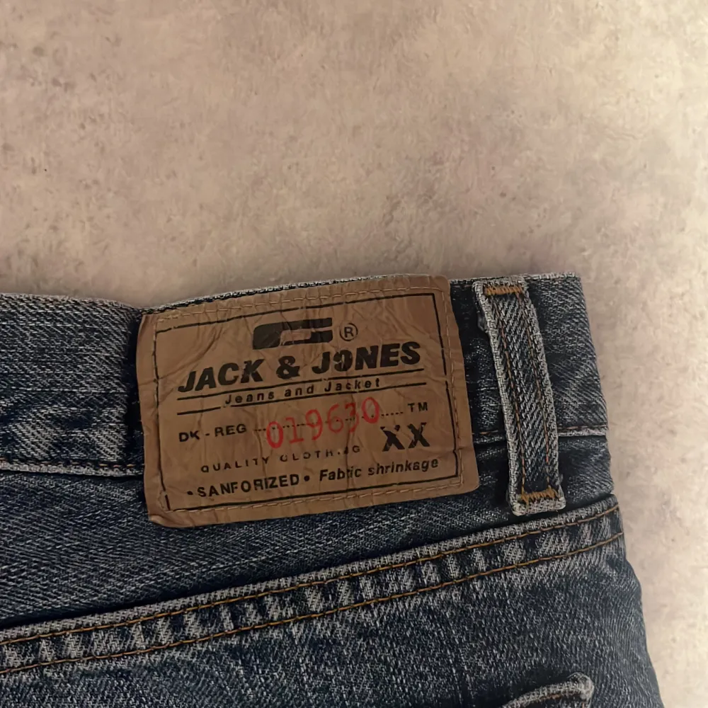 jeans med hål från jack & jones. Hålen är slitna själv💗 bra kvalitet . Jeans & Byxor.