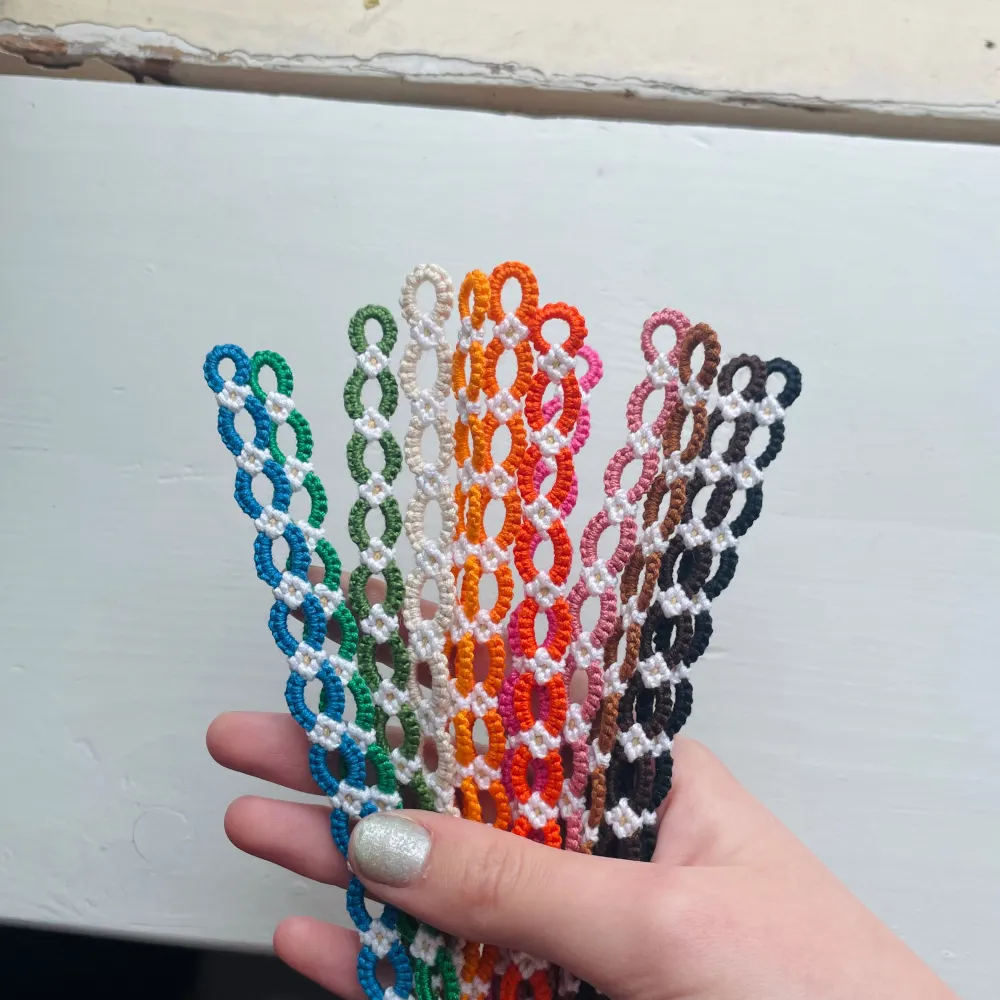 handgjorda vänskapsarmband- daisy chains, görs på beställning💗 färgerna på bilderna är de färger som finns, 30 kr styck💕 kontakta genom chatten via den här annonsen om du vill beställa🌸. Accessoarer.