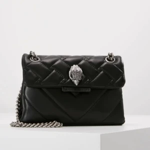 Kurt geiger London mini - Säljer min trendiga Kurt geiger väska då den inte kommer till användning den har några repor på baksidan och under men tycker verkligen inte man tänker på de💗nypris 2445 men säljer för 900!💗