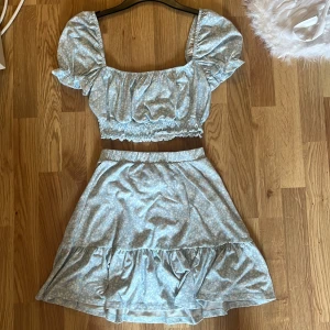 En jättefin blå sommardress med vita blommor på. - Inte så använd. Storlek xxs.