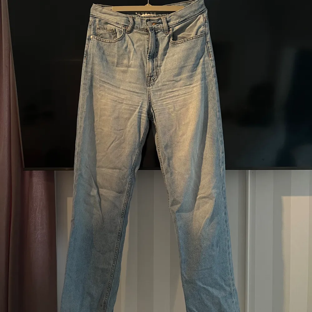 Raka jeans från Stay (Carlings). Nypris: 699kr. Storlek S, känns som S/M Köpare står för frakt. Har du frågor eller önskar mer bilder?Tveka inte att fråga och så löser vi det!☺️. Jeans & Byxor.