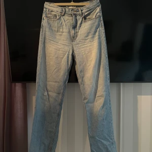 Jeans från Stay - Raka jeans från Stay (Carlings). Nypris: 699kr. Storlek S, känns som S/M Köpare står för frakt. Har du frågor eller önskar mer bilder?Tveka inte att fråga och så löser vi det!☺️