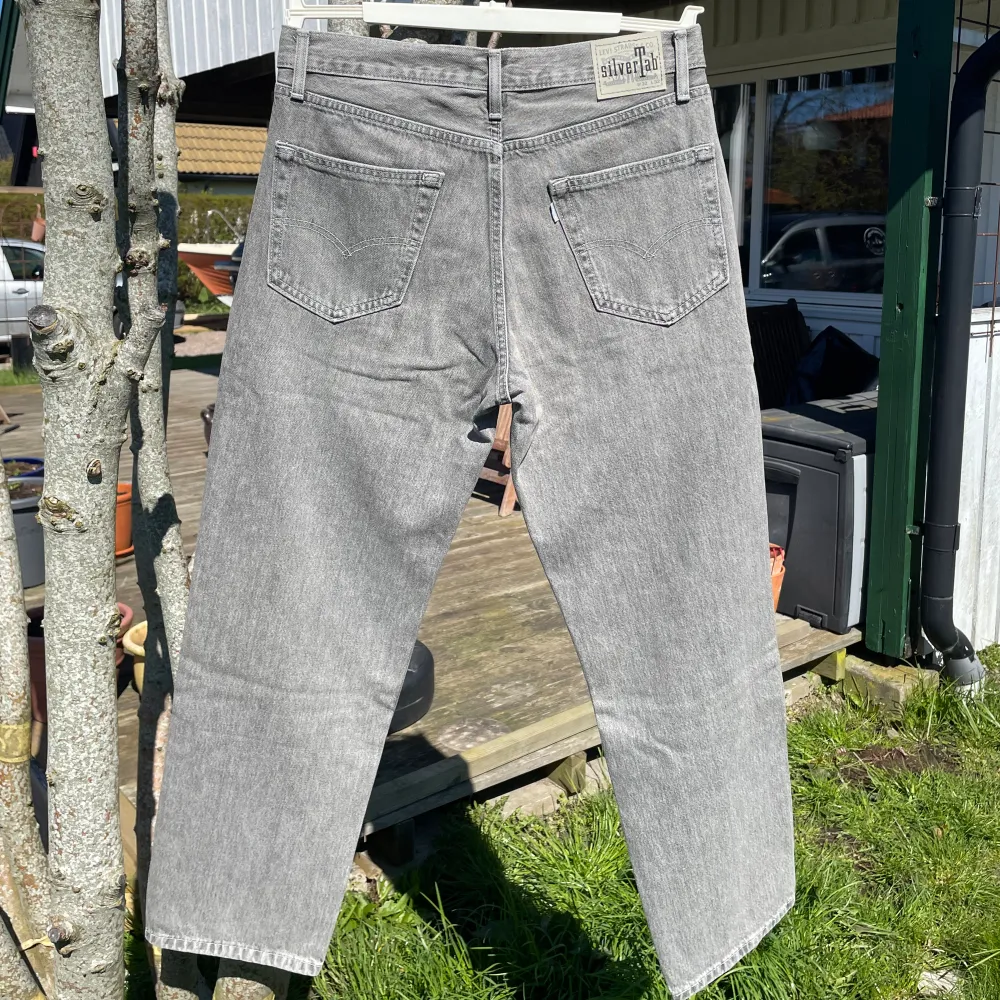 Gråa levis Silvertab jeans i loose fit. Aldrig använda, snygg passform men inte riktigt min stil, kan lösa fler bilder vid behov. W32 L32. Jeans & Byxor.
