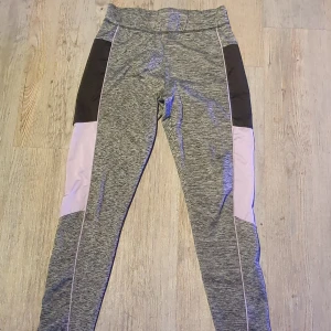 Långa tighta träningsbyxor - Bra skick förutom att det finns lite smårepor på materialet längsned där byxbenet tar slut. Byxorna är väldigt långa och kan behöva vikas lite beroende på ens höjd