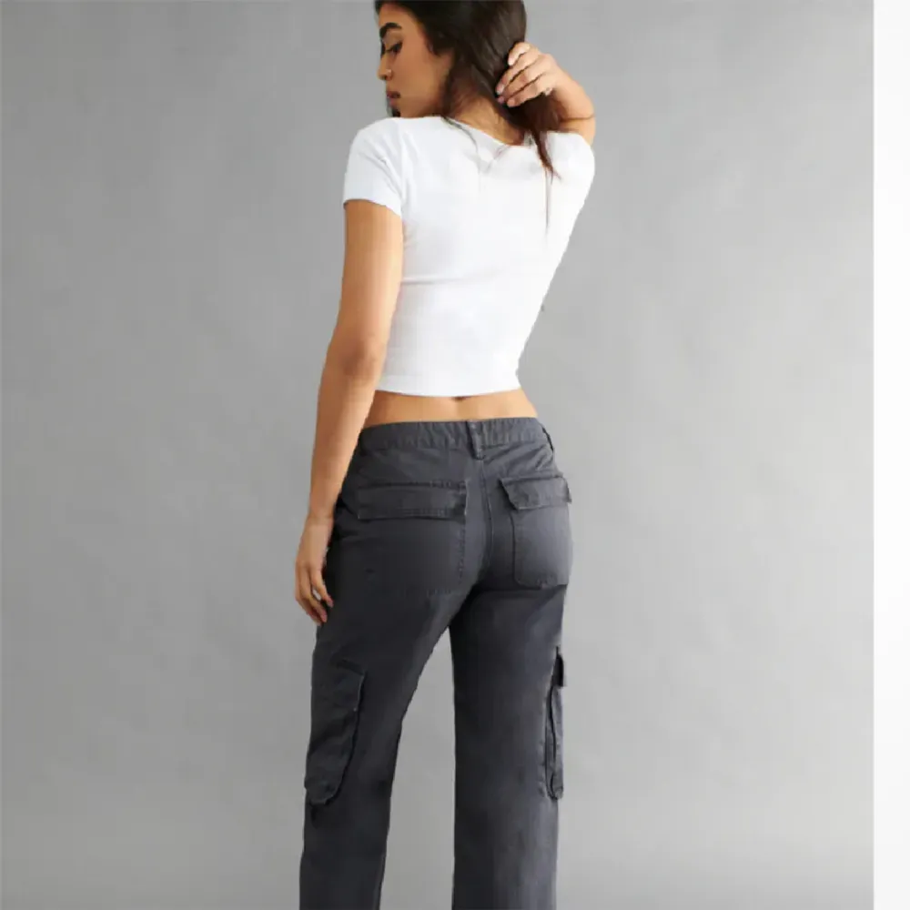 Low waist grå cargo pants från Gina Tricot. Storlek 38, passar mig som vanligen har s/m. Använda ca 3 gånger nyskick🩷🩷(bilderna är lånade, men kan skicka egentagna bilder om så önskas). Jeans & Byxor.
