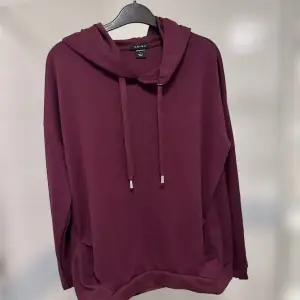 Vinröd hoodie som är tunn vilket är skönt om man inte vill ha en för varm! Från New Yorker i storlek L