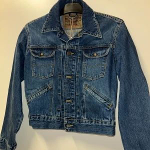 Jeansjacka  - Kort jeansjacka som är toppen till vår/sommar!