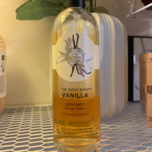The body shop Vanilla body mist - Säljer the body shop vanilla body mist 100 ml. Cirka 30 ml kvar, se bild ovan.