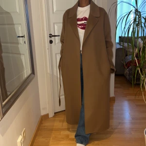 Helt ny kappa - Helt oanvänd kappa från maxmara i ull. Ordinarie pris är 10490kr men säljer för endast 6000kr