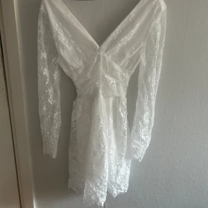 Studentklänning - jätte fin studentklänning, knappt använd!! Pris kan diskuteras🥰