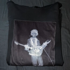 Limitato Hoodie - Säljer nu min Limitato Hoodie till ett grymt pris!🤩 Använd i ca 1 år under vintertid. Finns även en låda som hoodien kom i tillgängligt vid köp!☺️