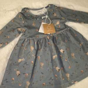 Säljer denna helt nya klänningen ifrån Name it med kaniner och blommor på i stl 62. Kontakta för fler frågor och funderingar😊