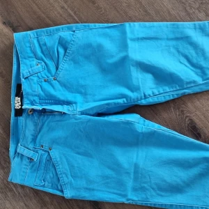 Capri jeans  - Ser jätte bra ut förutom logot som är lite slitet
